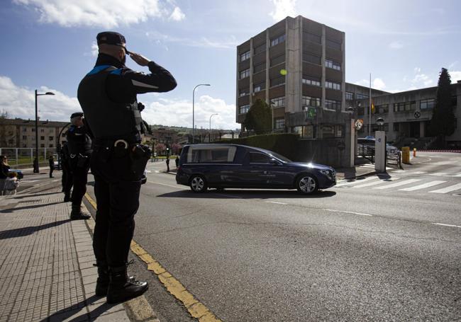 Agentes de la Policía Local de Oviedo, en posición de saludo al paso del coche fúnebre con los restos mortales de Dámaso Guillén a su llegada a la Comandancia de Oviedo.