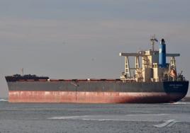 Buque granelero 'Hellasship', en el que viajaba el tripulante filipino que cayó al agua la noche del sábado durante la maniobra de aproximación a El Musel para descargar carbón.