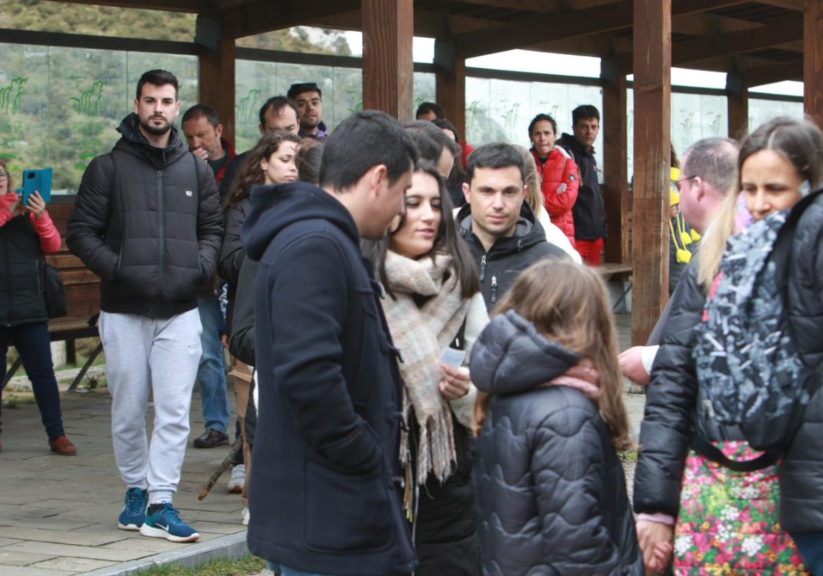 Turistas a la espera de coger el autobús tras visitar los Lagos de Covadonga.