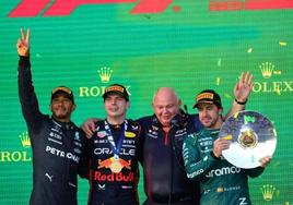 Lewis Hamilton, Max Verstappen y Fernando Alonso, en el podio del Gran Premio de Australia.