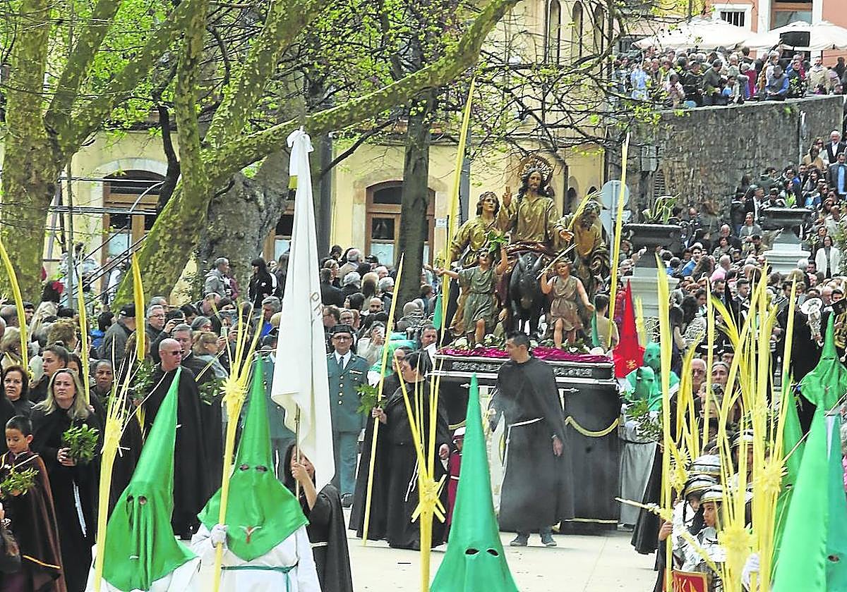 El paso de Jesús Nazareno, por el paseo central del parque del Muelle.