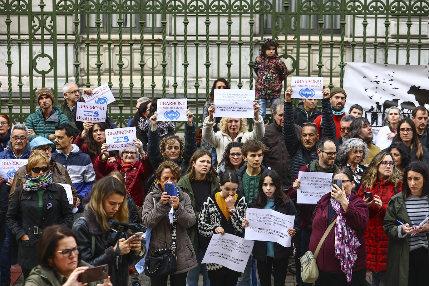 «Asturias no arde, la queman», claman ecologistas, bomberos y ganaderos