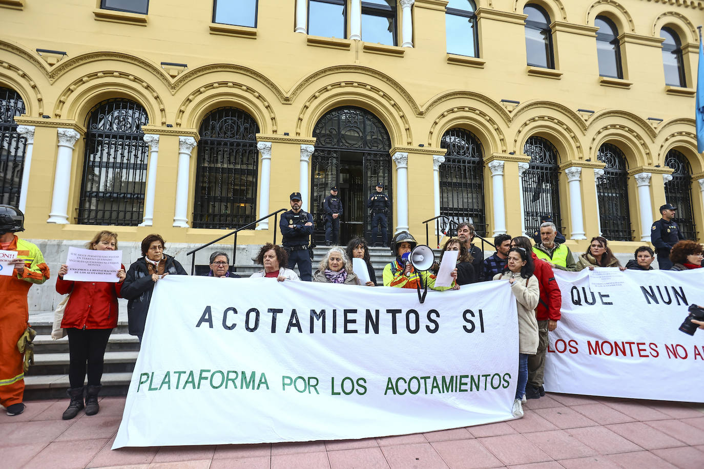 «Asturias no arde, la queman», claman ecologistas, bomberos y ganaderos