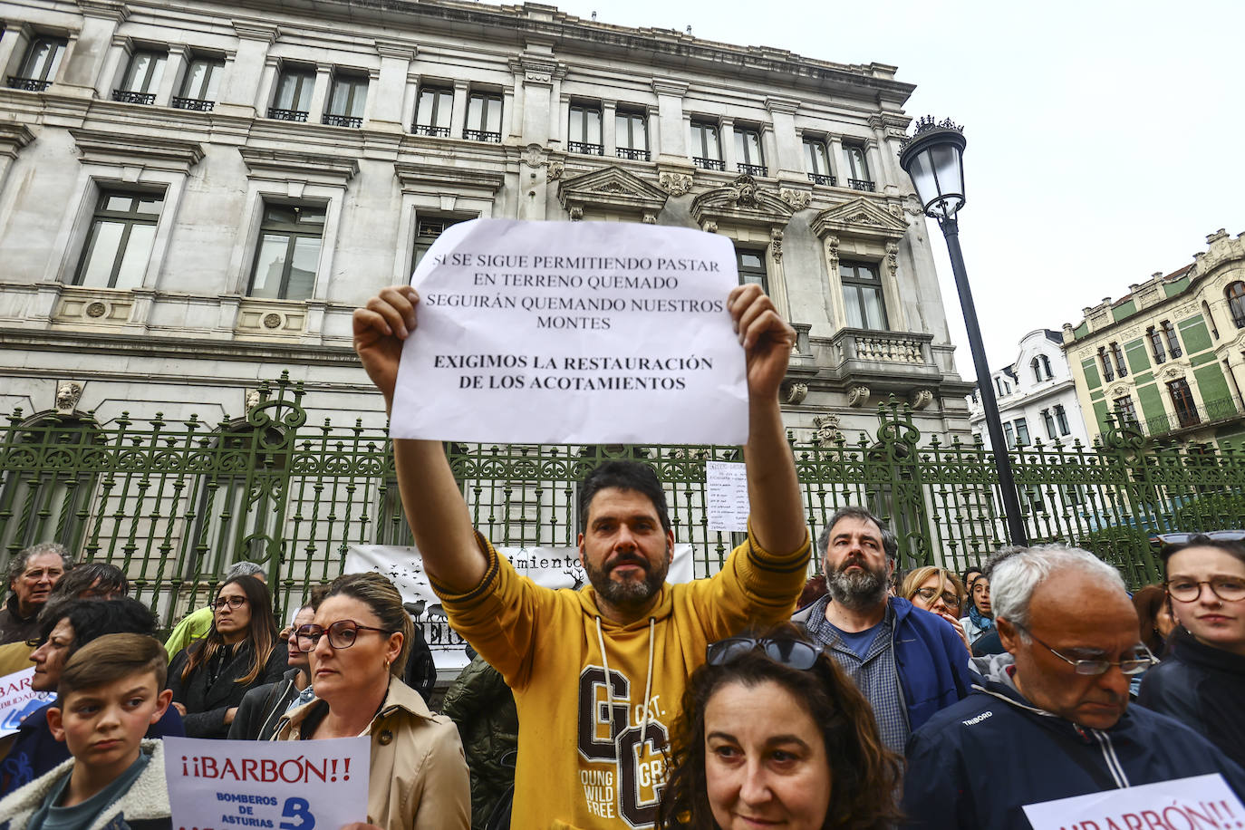 «Asturias no arde, la queman», claman ecologistas, bomberos y ganaderos