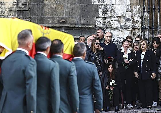 Los jóvenes del Club Ciclista Las Mestas, tras el funeral de Dámaso Guillén.