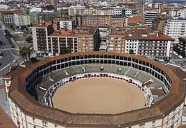 Imagen de la plaza de toros de Gijón tomada en 2021, año en el que se cerró.