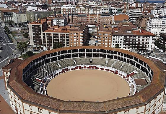 Imagen de la plaza de toros de Gijón tomada en 2021, año en el que se cerró.