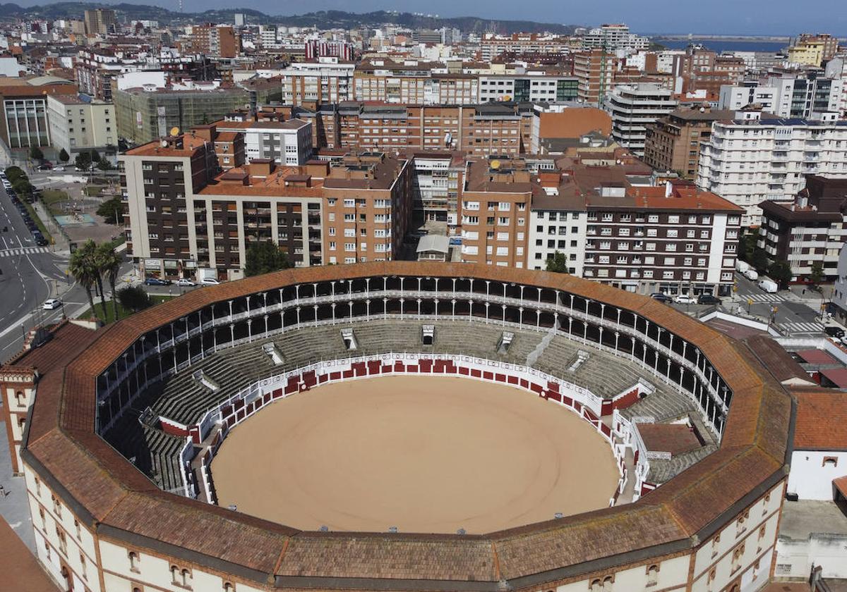 Imagen de la plaza de toros de Gijón tomada en 2021, año en el que se cerró.