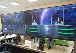 El croma situado tras los presentadores convirtió el aula del IES praviano en un auténtico plató televisivo.