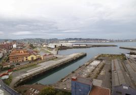 Panorámica de los terrenos del antiguo astillero de Naval Gijón, en la fachada litoral del oeste.