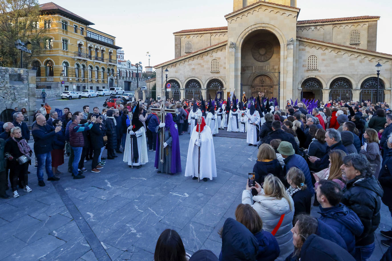 La procesión del Silencio en Gijón vence al frío y se recoge en San Pedro