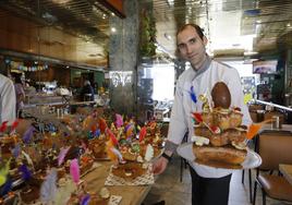 Adrián Menéndez posa en la confitería Grao con sus creaciones para la Pascua.