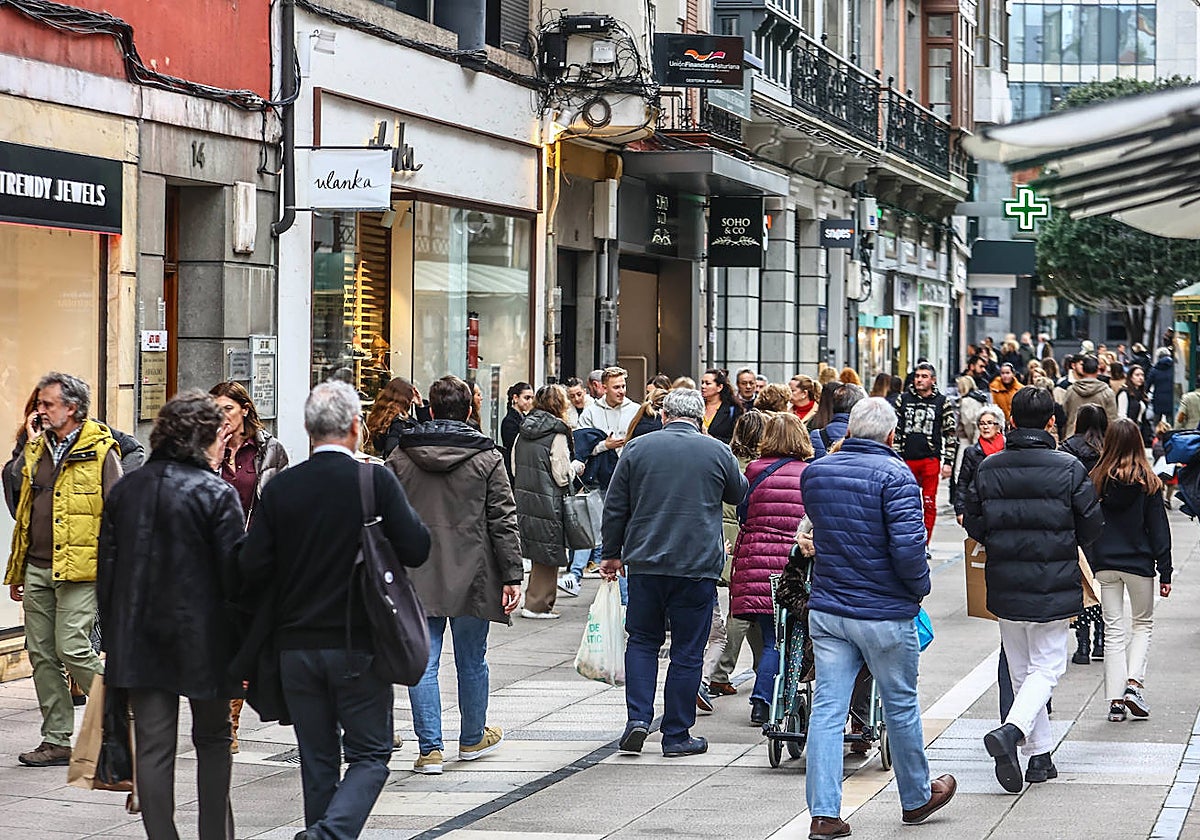 Ciudadanos pasean por una calle comercial de Oviedo.