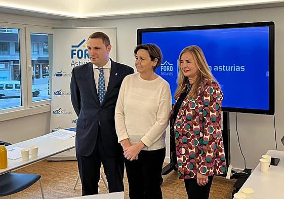 Adrián Pumares, la presidenta de Foro, Carmen Moriyón, y Emilia Calvo, en la sede regional del partido.