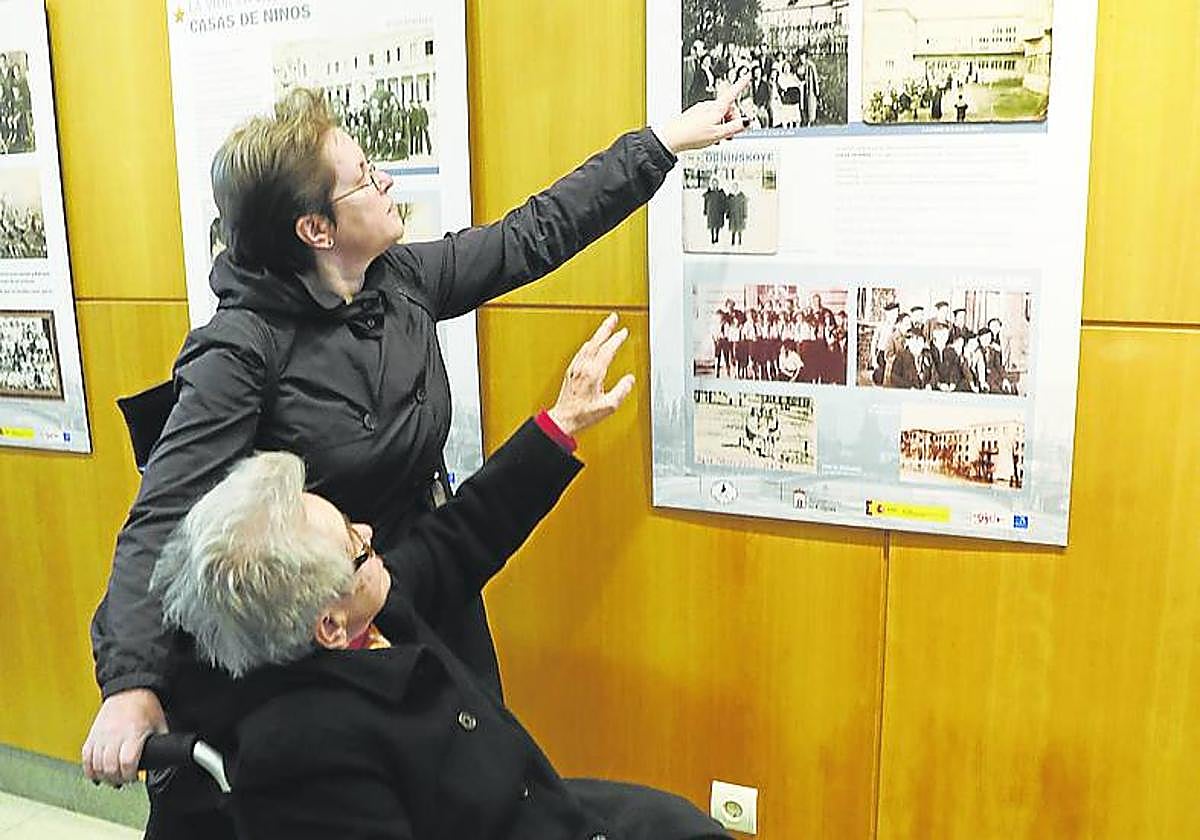 Alexandra Markova, con su hija, se reconoce en una foto junto a su marido.