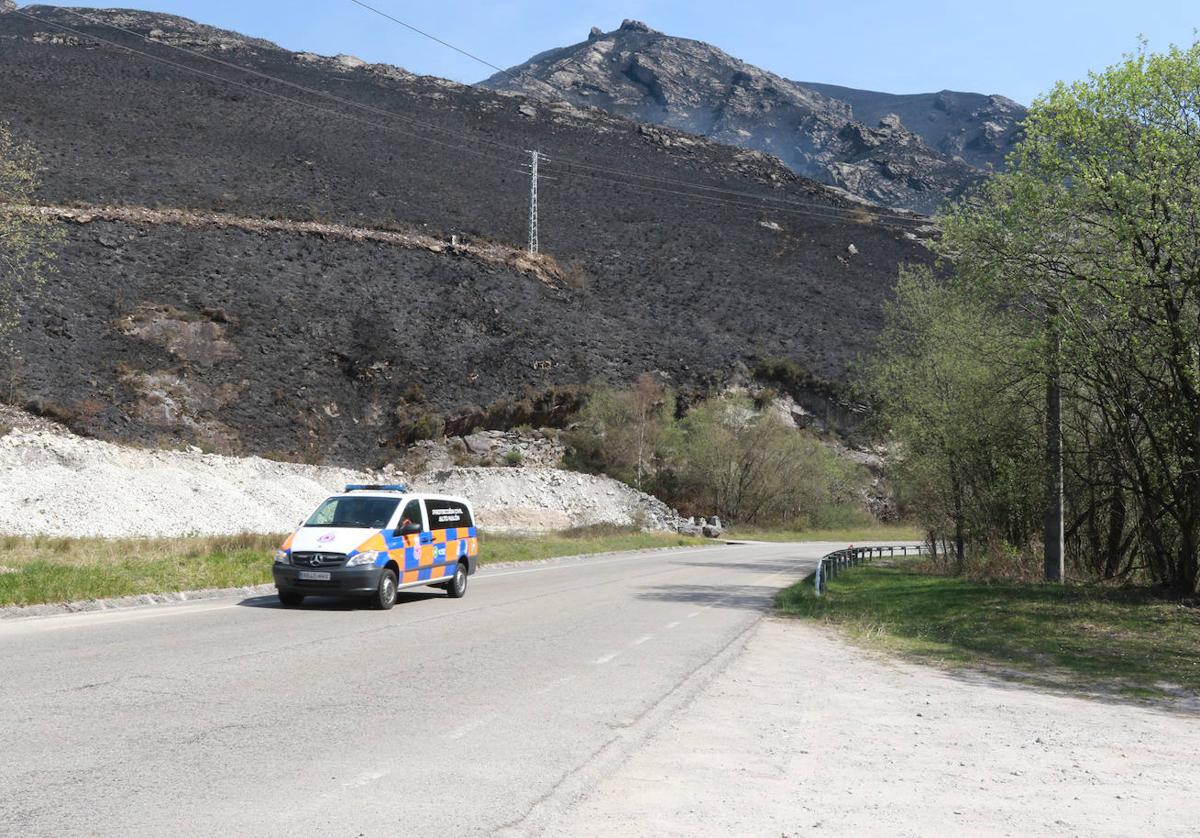 Monte quemado en Caso tras el incendio.