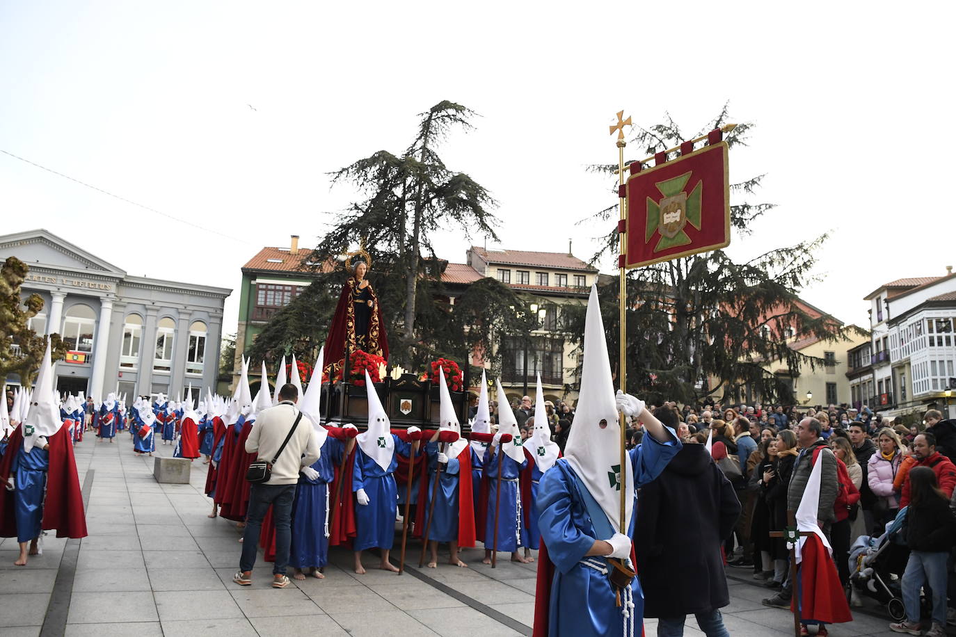 Una multitud arropa al Encuentro en Avilés