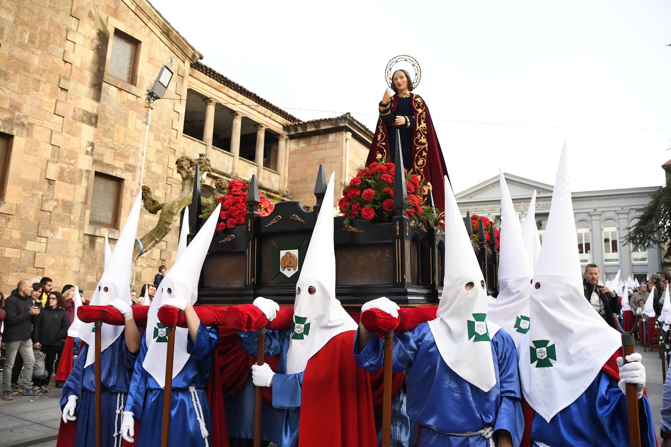 Una multitud arropa al Encuentro en Avilés