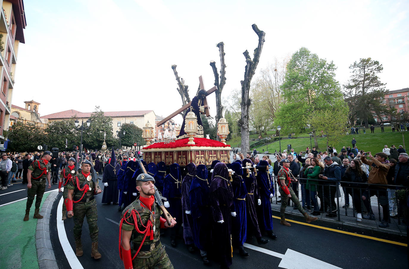 Fervor en Oviedo al paso del Nazareno