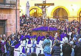 La imagen de Cristo saliendo en procesión desde la iglesia de La Corte, rodeado de fieles.