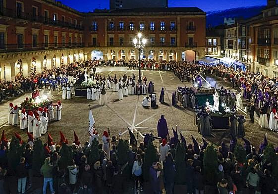 Encuentro de los pasos de La Verónica, El Nazareno, la Virgen de la Dolorosa y San Juan Evangelista en una plaza Mayor con amplia presencia de público.