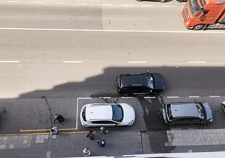 La mujer se arrojó al vacío con su hija desde el quinto piso en el que vivía en la avenida de Los Telares.