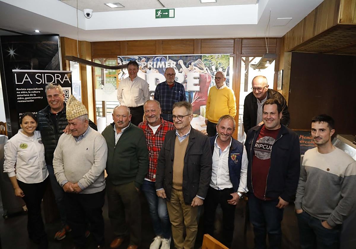 Miembros de los siete llagares participantes, con Juan Roza coronado con montera picona de corchos, el jurado y la escanciadora.