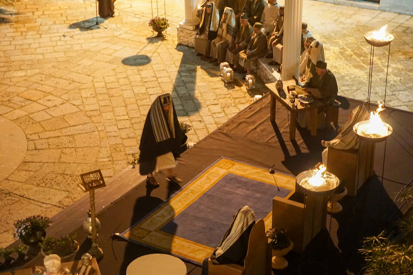 El Vía Crucis viviente crece y emociona en Infiesto