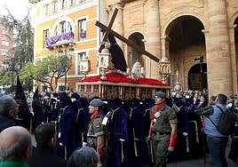La salida de la procesión de la cofradía del Nazareno de la iglesia de los Dominicos