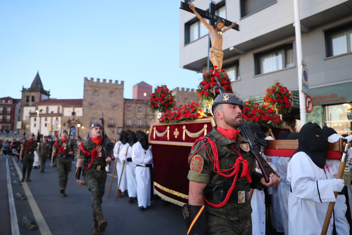 Los gastadores dan realce a un multitudinario Vía Crucis