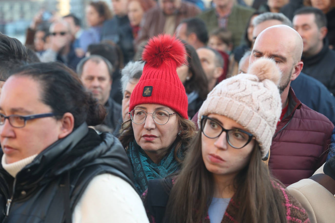 Los gastadores dan realce a un multitudinario Vía Crucis