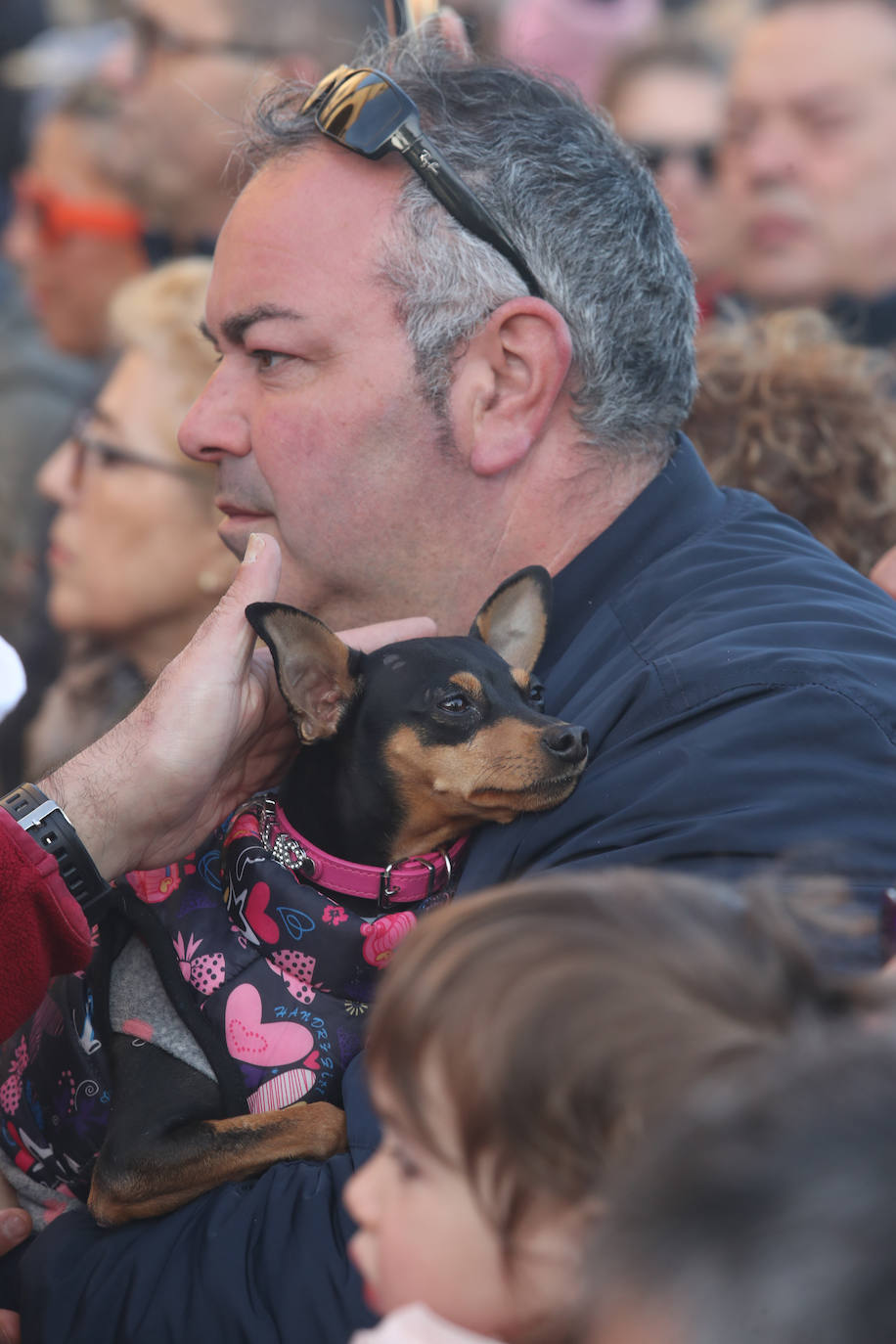 Los gastadores dan realce a un multitudinario Vía Crucis