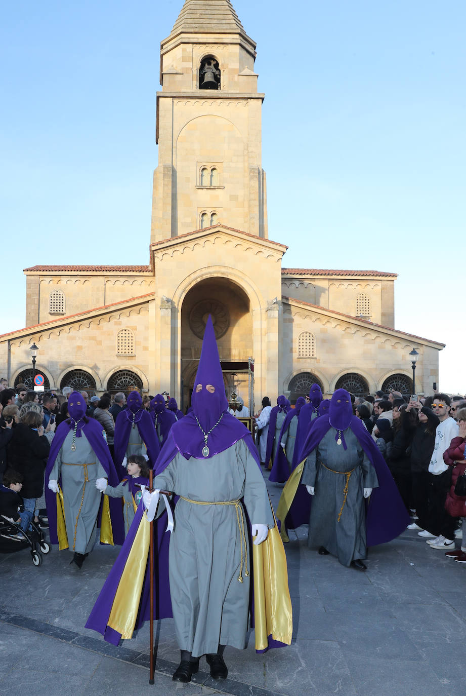 Los gastadores dan realce a un multitudinario Vía Crucis