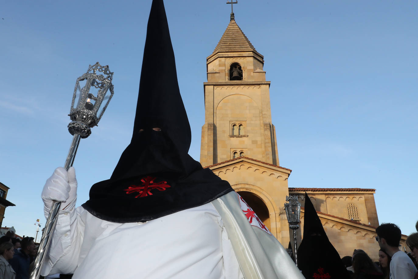 Los gastadores dan realce a un multitudinario Vía Crucis