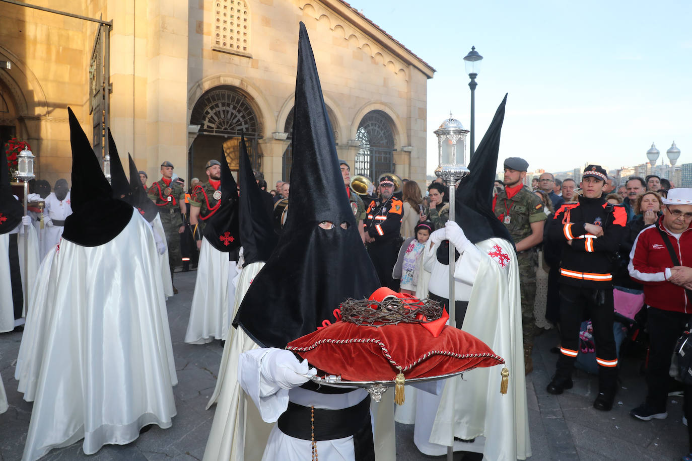 Los gastadores dan realce a un multitudinario Vía Crucis