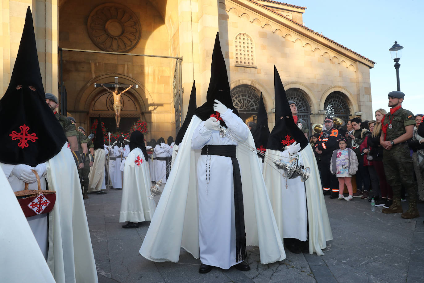 Los gastadores dan realce a un multitudinario Vía Crucis