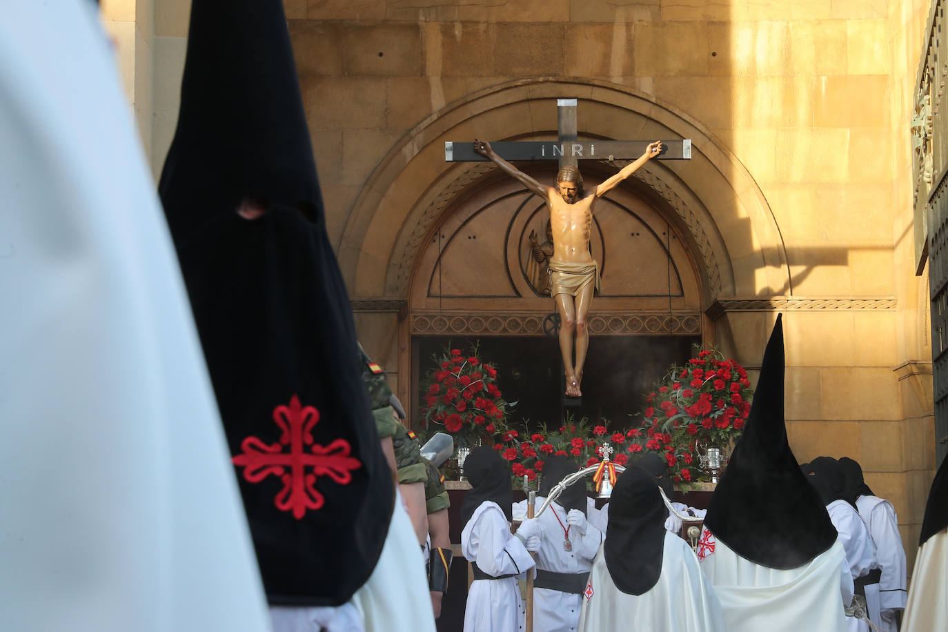 Los gastadores dan realce a un multitudinario Vía Crucis