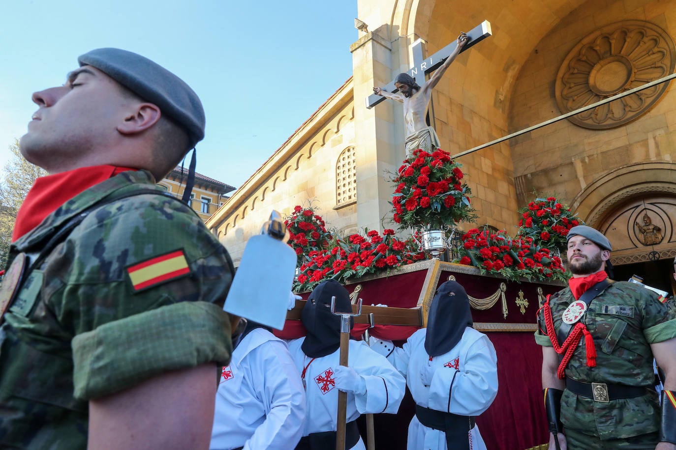 Los gastadores dan realce a un multitudinario Vía Crucis