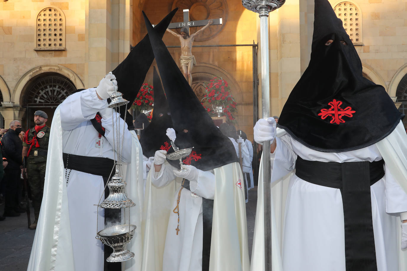 Los gastadores dan realce a un multitudinario Vía Crucis