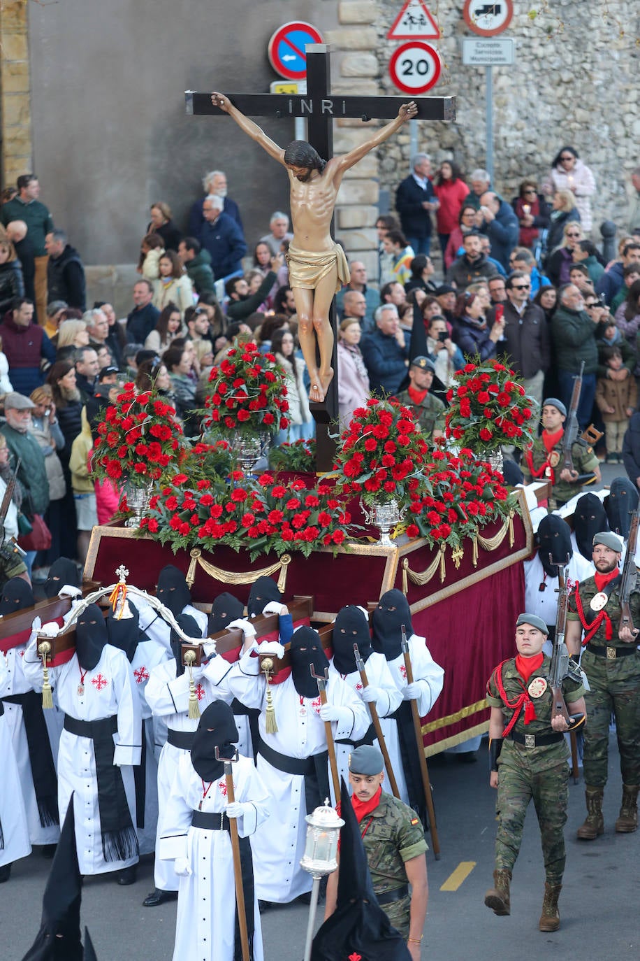 Los gastadores dan realce a un multitudinario Vía Crucis