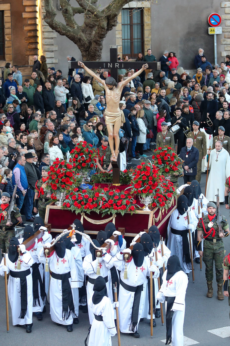 Los gastadores dan realce a un multitudinario Vía Crucis