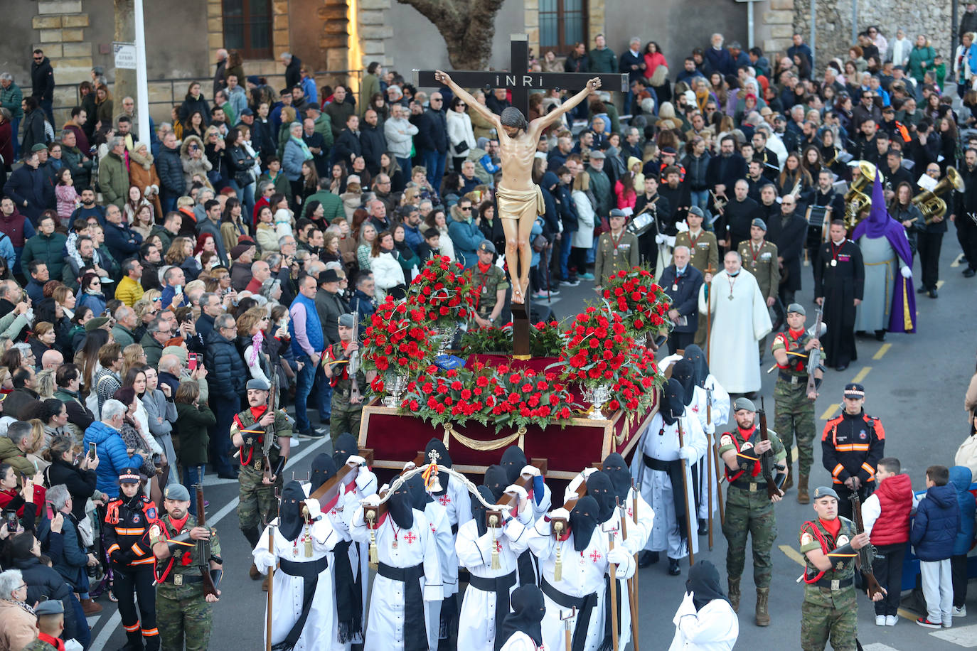 Los gastadores dan realce a un multitudinario Vía Crucis