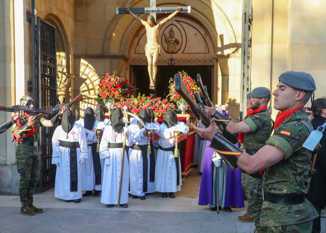 Los gastadores dan realce a un multitudinario Vía Crucis