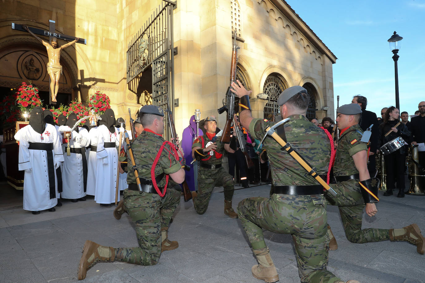 Los gastadores dan realce a un multitudinario Vía Crucis