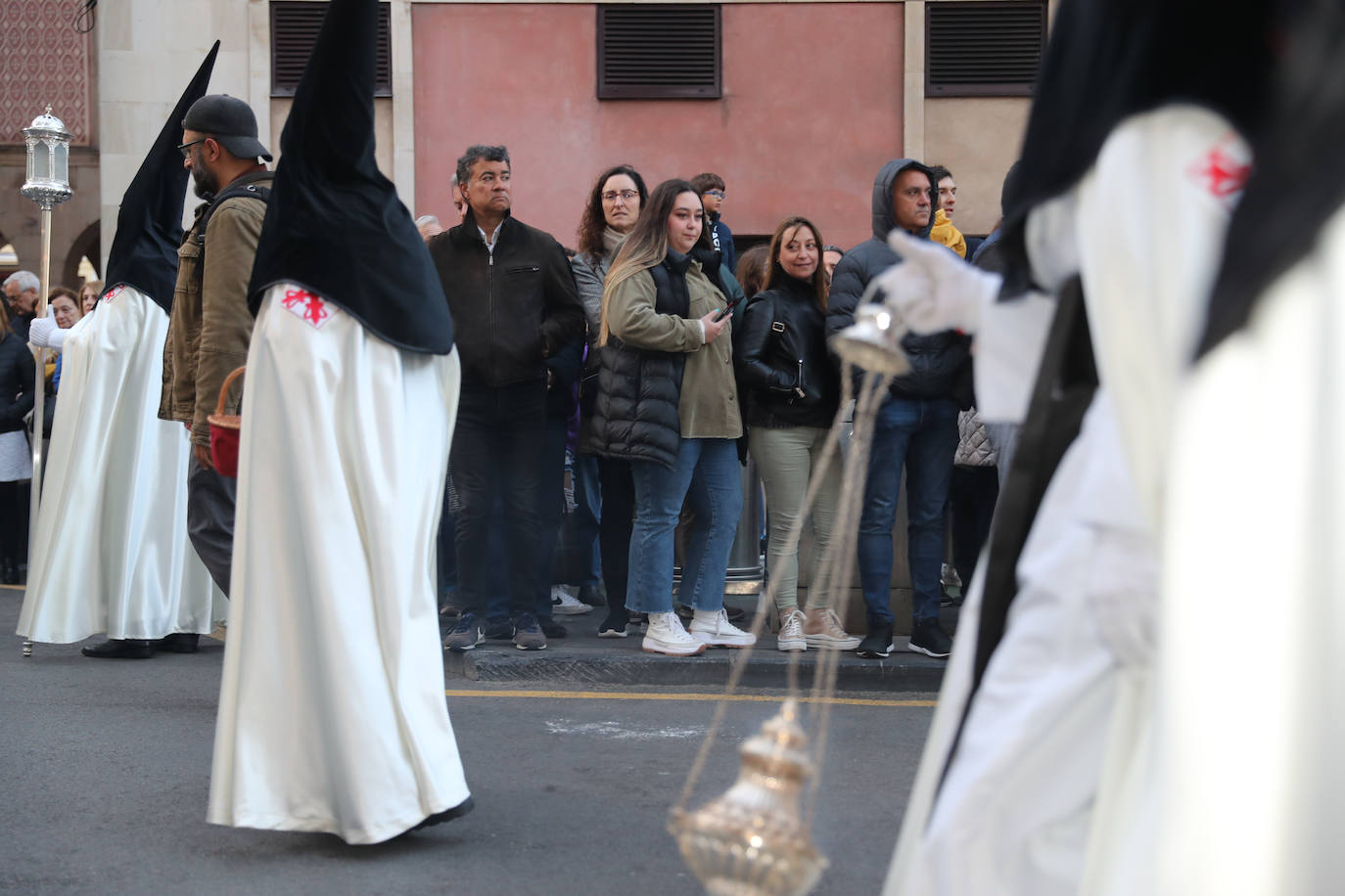 Los gastadores dan realce a un multitudinario Vía Crucis