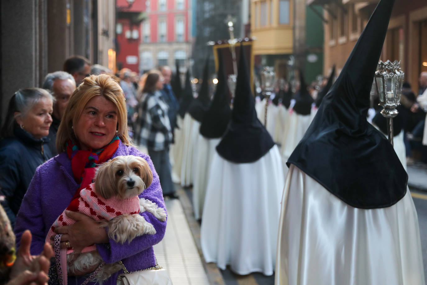 Los gastadores dan realce a un multitudinario Vía Crucis