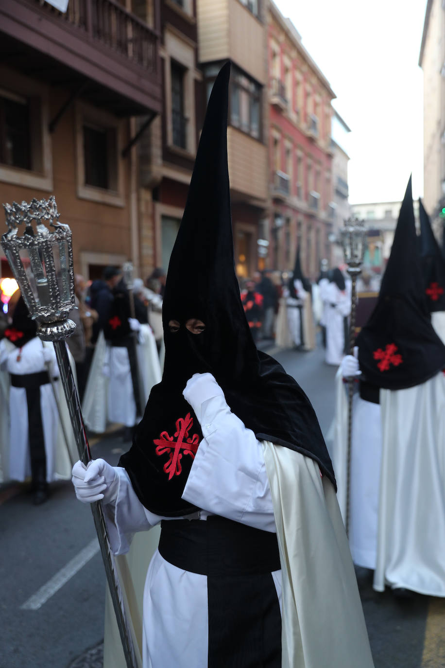 Los gastadores dan realce a un multitudinario Vía Crucis