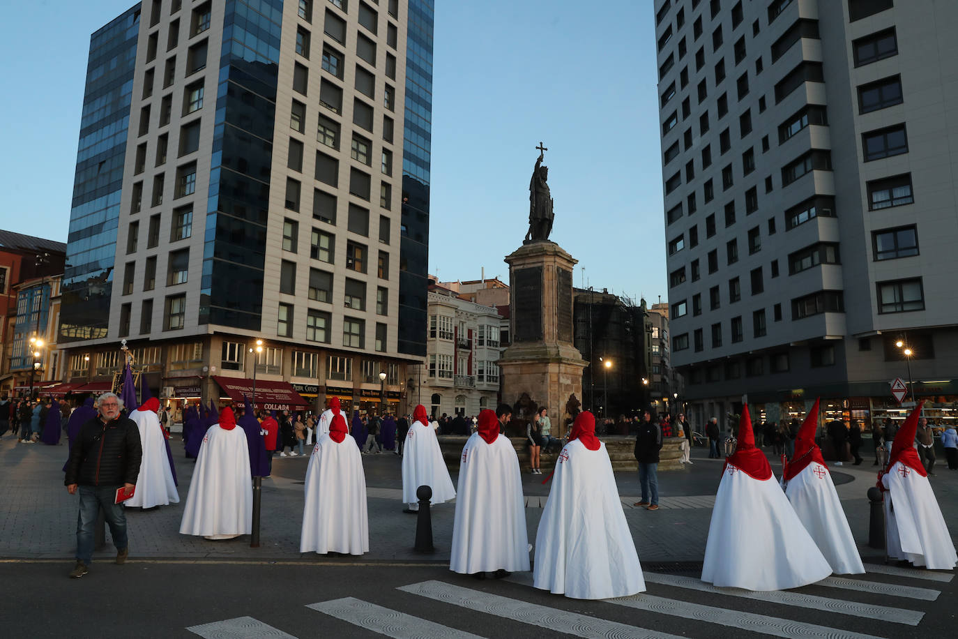 Los gastadores dan realce a un multitudinario Vía Crucis