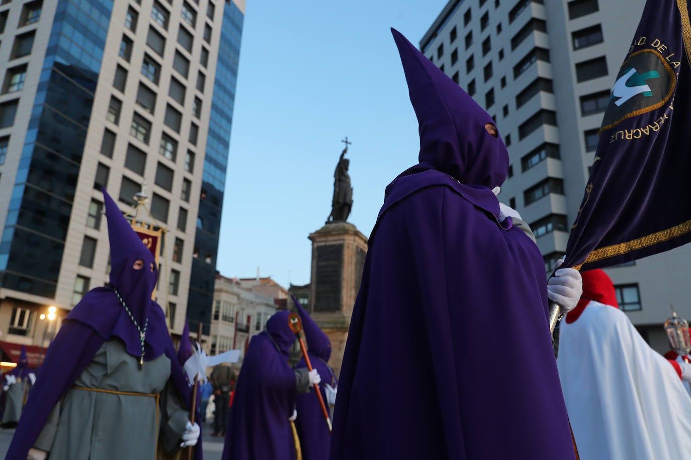 Los gastadores dan realce a un multitudinario Vía Crucis