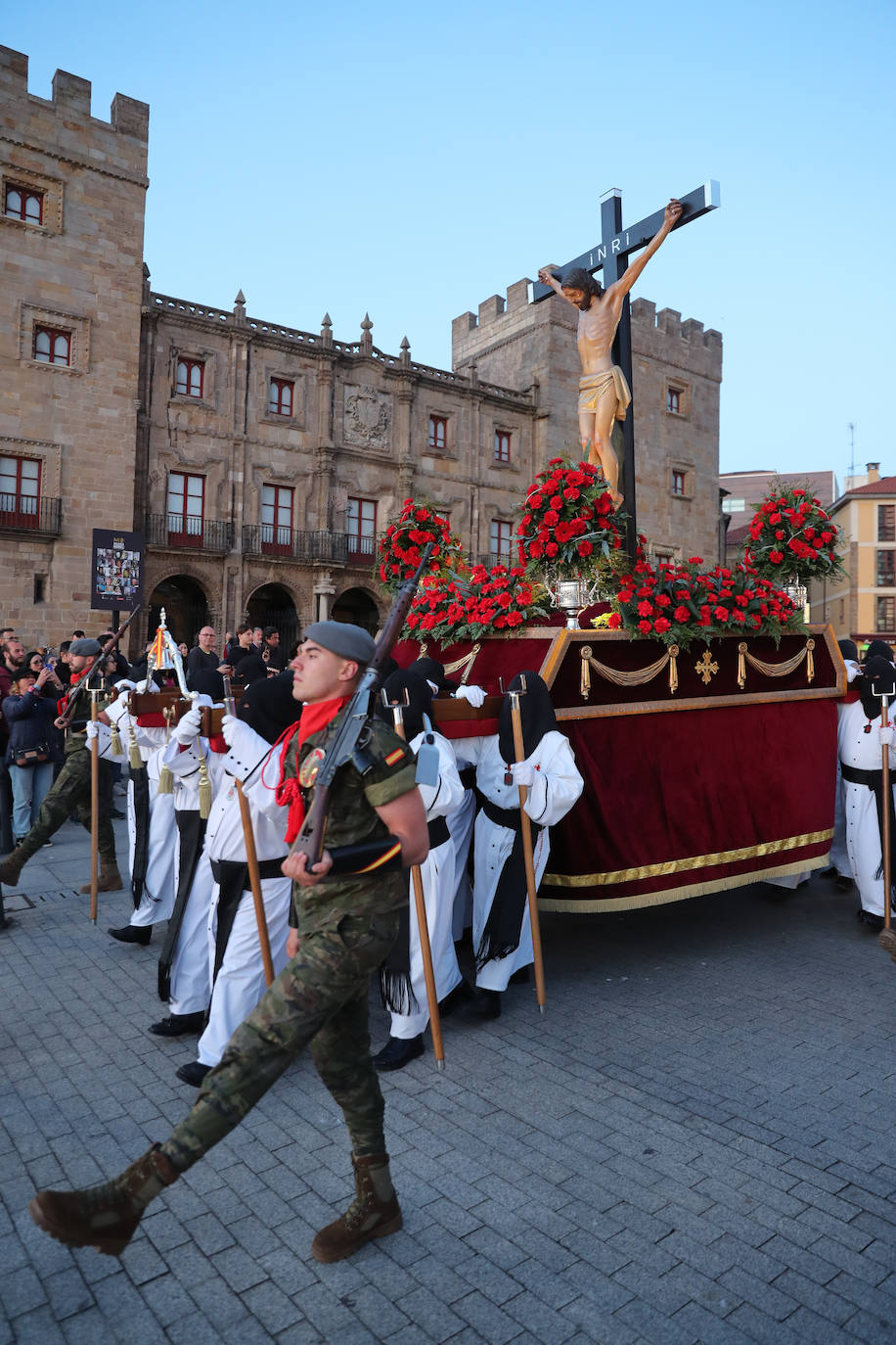 Los gastadores dan realce a un multitudinario Vía Crucis